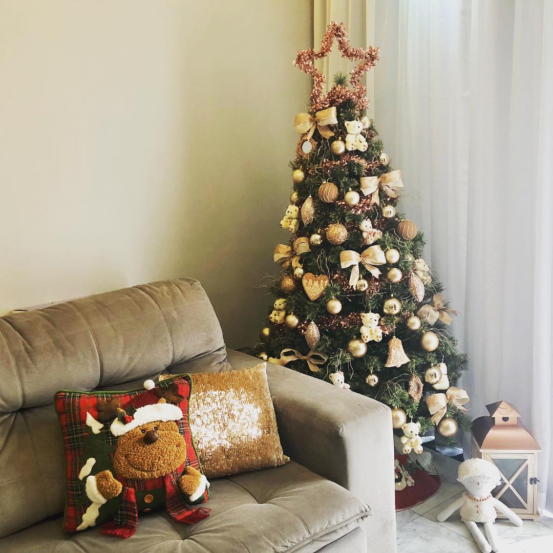 Décoration de Noël pour petite chambre avec arbre et oreillers à thème.