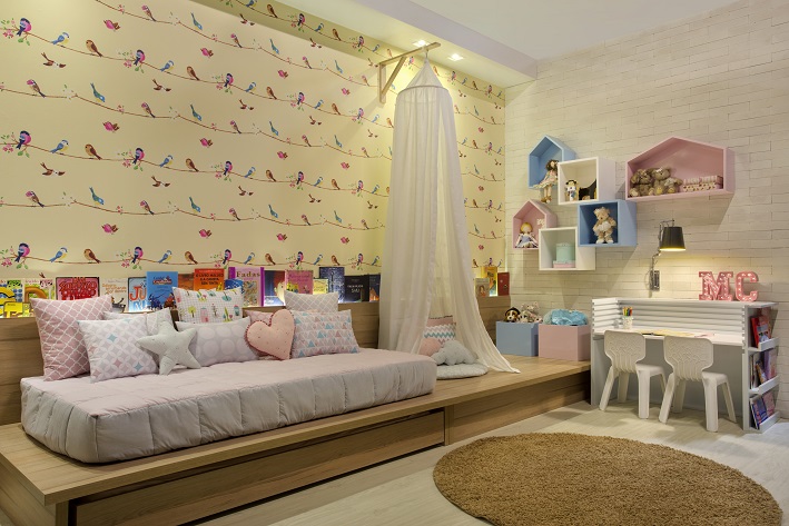 Chambre d'enfants filles avec menuiserie et papier peint