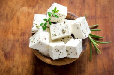 Beaucoup d'informations sur la feta, le fromage pour une salade grecque classique, et peut également être utilisé dans de nombreuses autres recettes