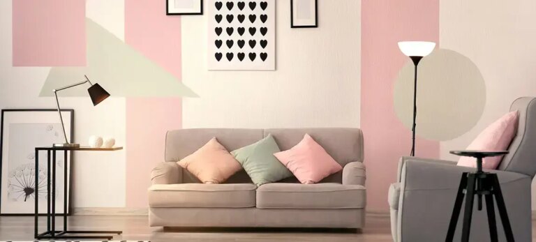 decoração em tons pastéis para sala com sofá preto e aparador retrô Foto Behance