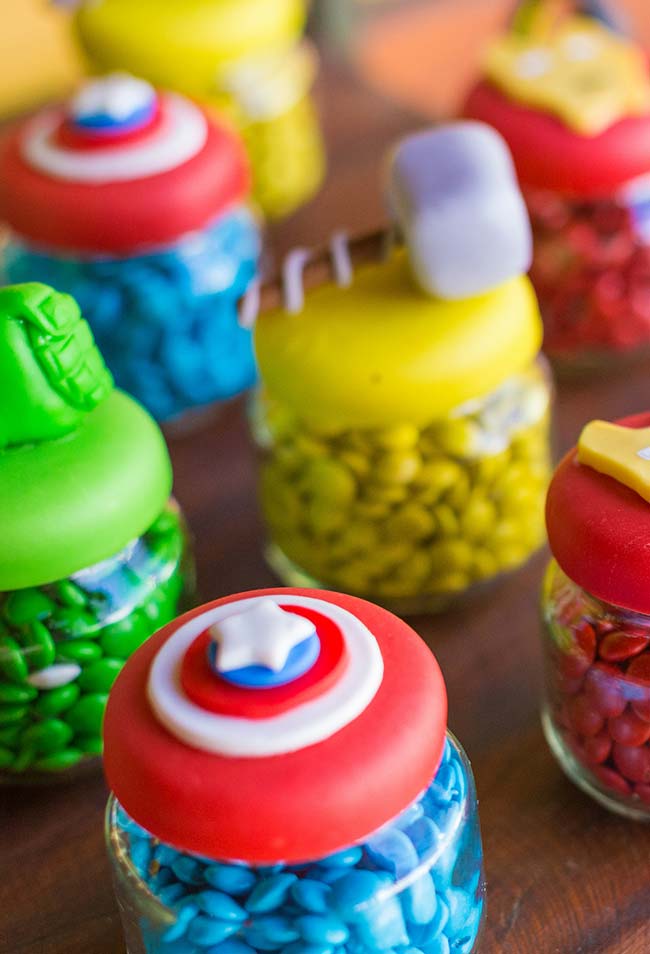 Pot de bonbons colorés Avengers