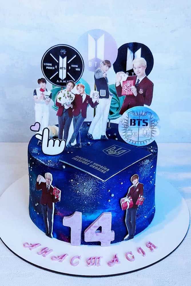 Gâteau BTS bleu avec étiquette band boy et autres symboles représentant le groupe