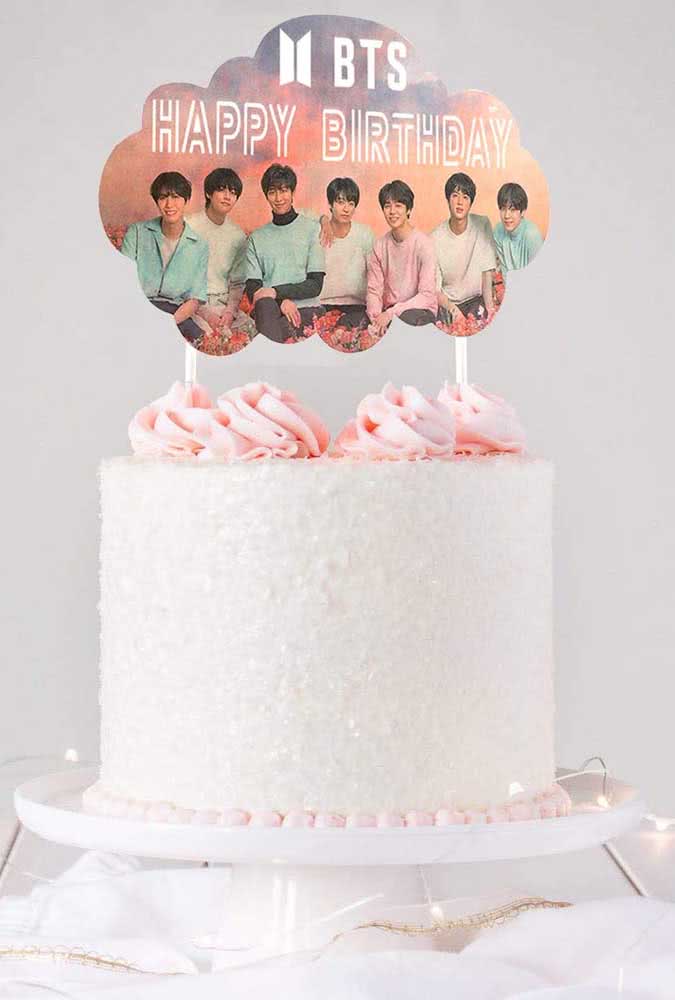 Gâteau BTS simple décoré de rose clair