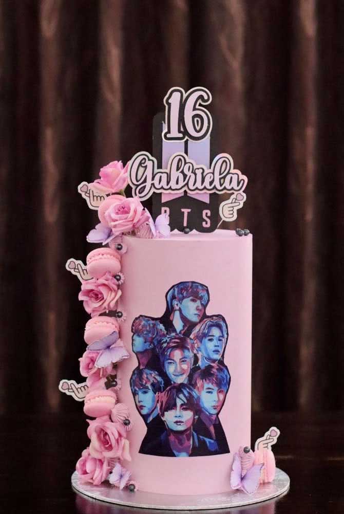 Gâteau BTS rose avec cascade de fleurs et photo