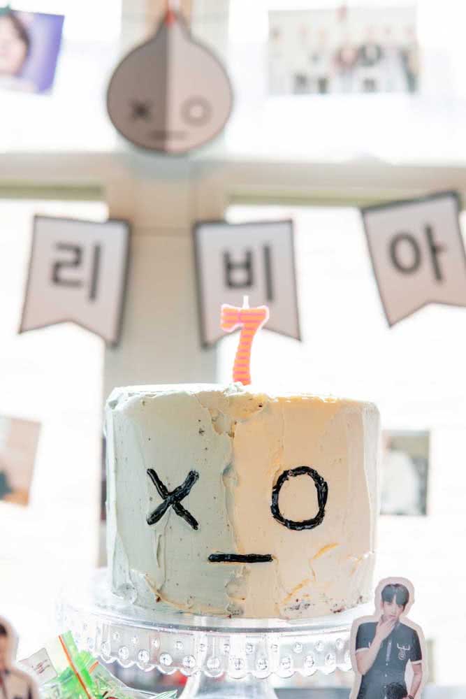 Gâteau BTS blanc simple décoré de crème fouettée.Gâteau avec seulement des bougies sur le dessus
