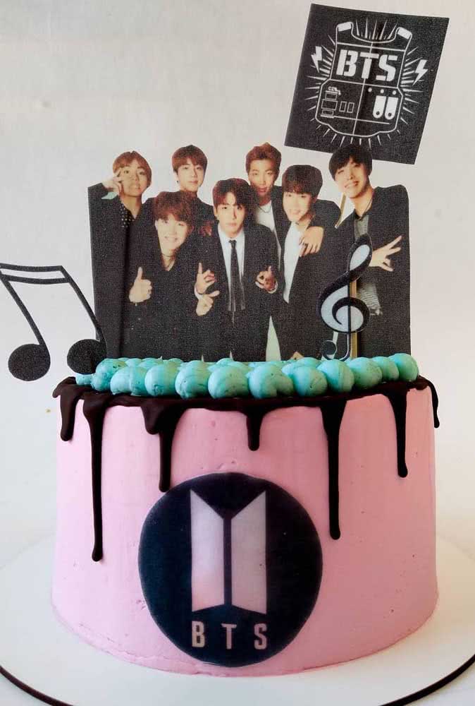 BTS Pink and Black Cake : représenter les couleurs de l'organisation