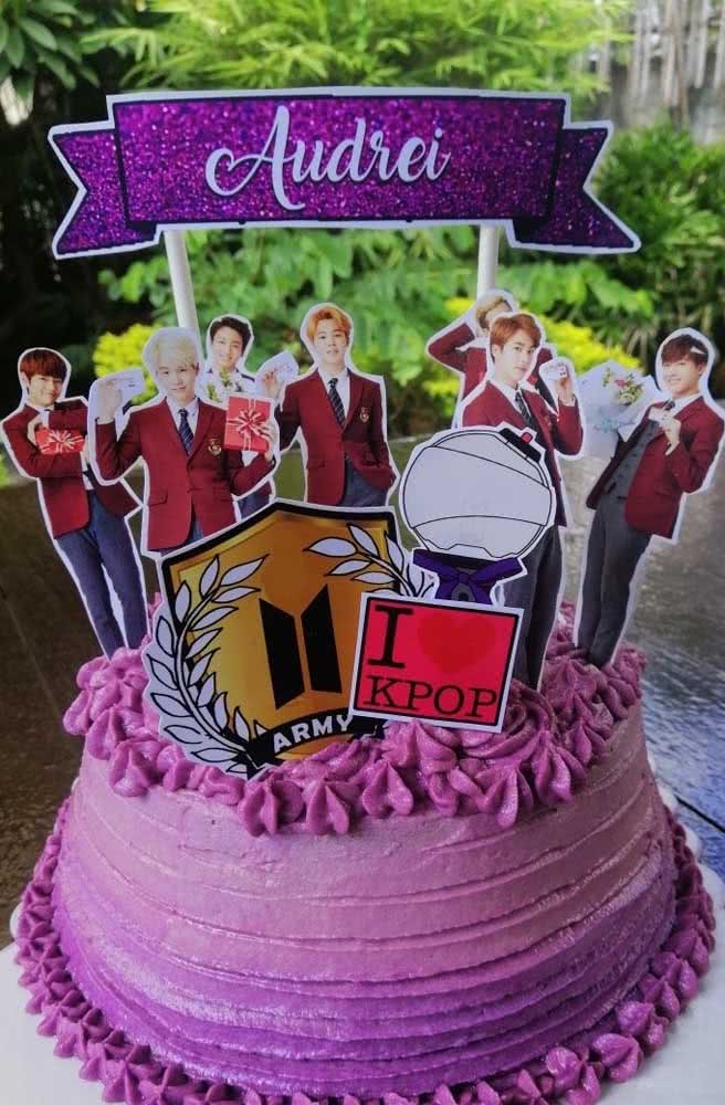 Gâteau BTS en dégradé de lilas, mettant en évidence le nom de la fille dont c'est l'anniversaire