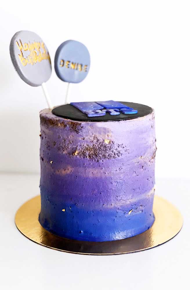 L'élégance de ce gâteau réside dans les dégradés allant du lilas au bleu