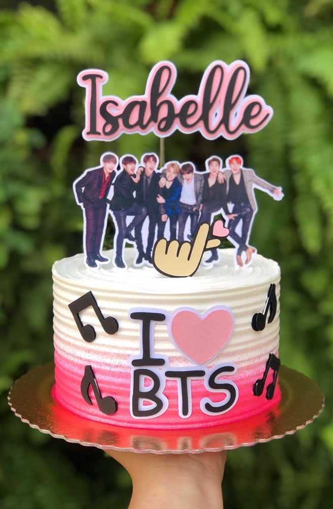 Les garçons BTS partagent l'espace avec le nom de la fille d'anniversaire sur ce petit gâteau 