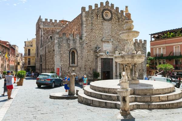 Place de la cathédrale de Taormina