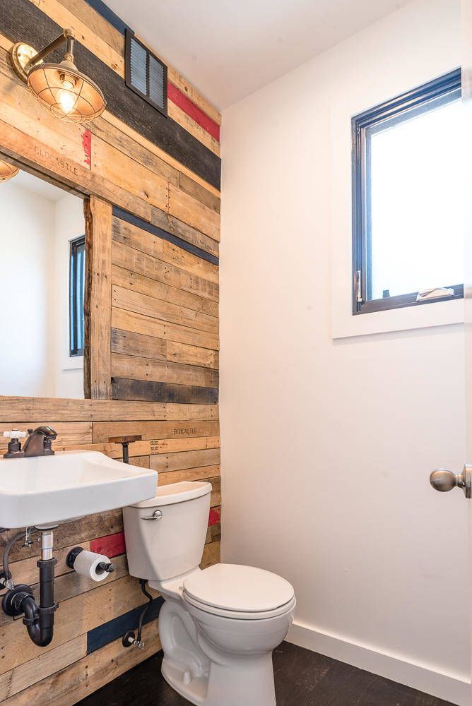 salle de bain avec mur de palette