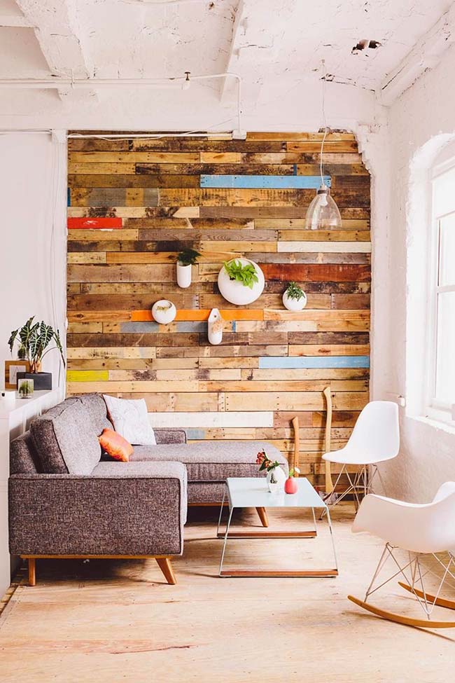 Décorez avec un mur de palette coloré