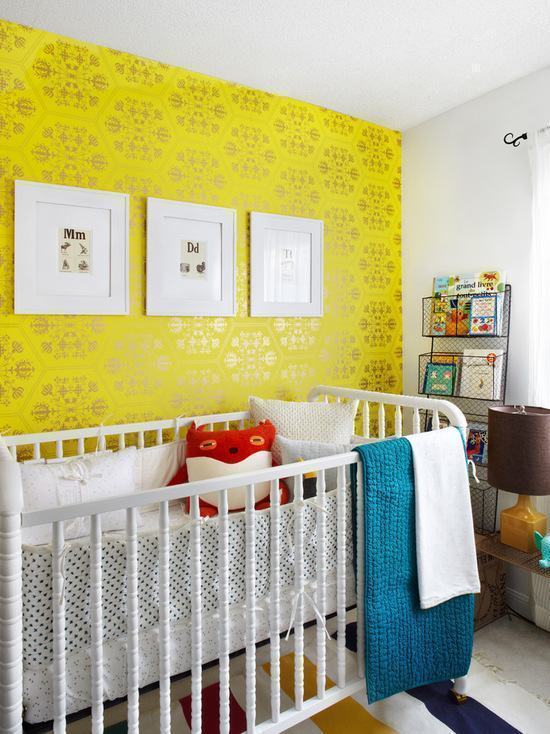 Chambre bébé avec papier peint jaune