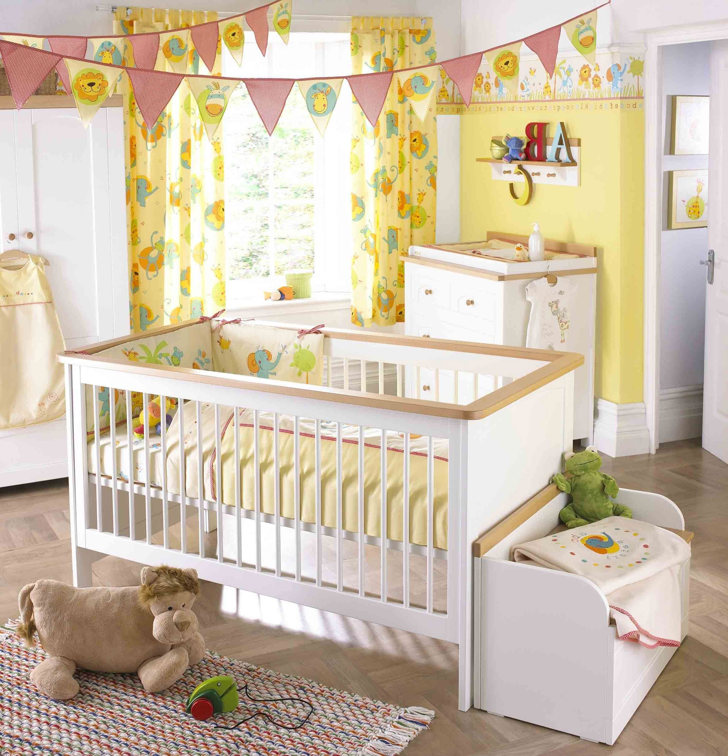 Chambre de bébé sur le thème du safari et accents jaunes