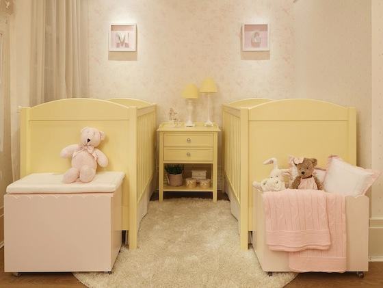 Chambre bébé jaune avec deux lits bébé