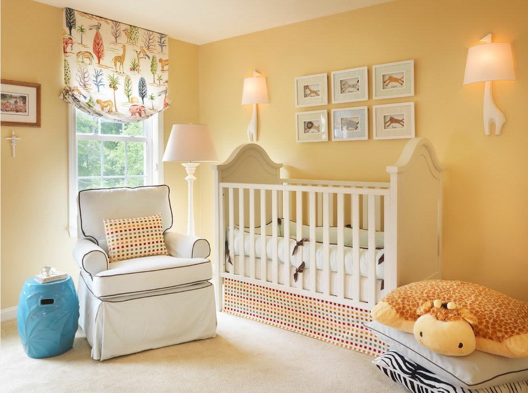 Chambre de bébé jaune décorée simplement