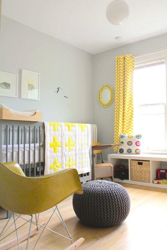 Chambre de bébé neutre avec des détails décoratifs jaunes