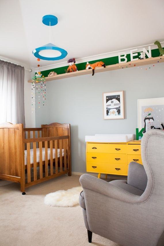 Chambre de bébé neutre avec des détails jaunes, verts et bleus