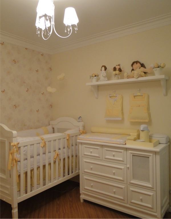 chambre bébé jaune clair