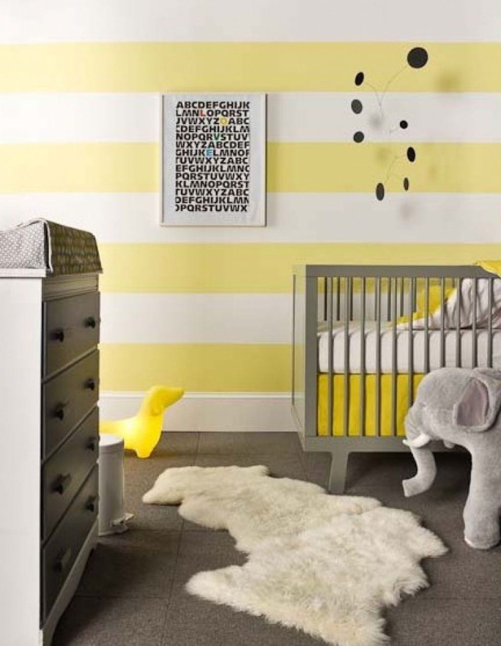 Le jaune peut apparaître sur les surfaces des chambres sous forme de papier peint ou d'autocollants.