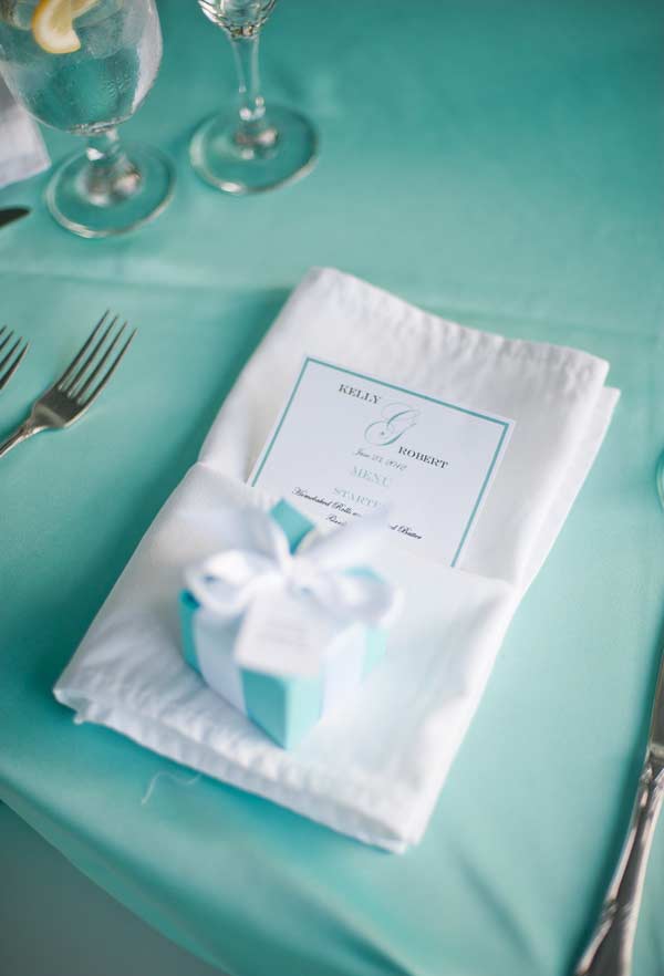 Table avec serviette blanche, nappe et coffret cadeau bleu tiffany