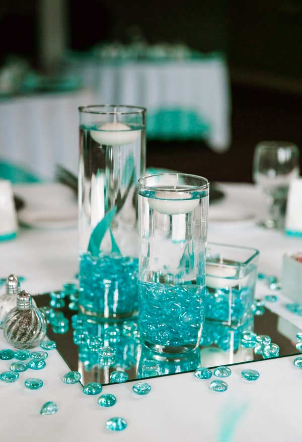 Les détails bleu Tiffany accentuent les éléments transparents du décor