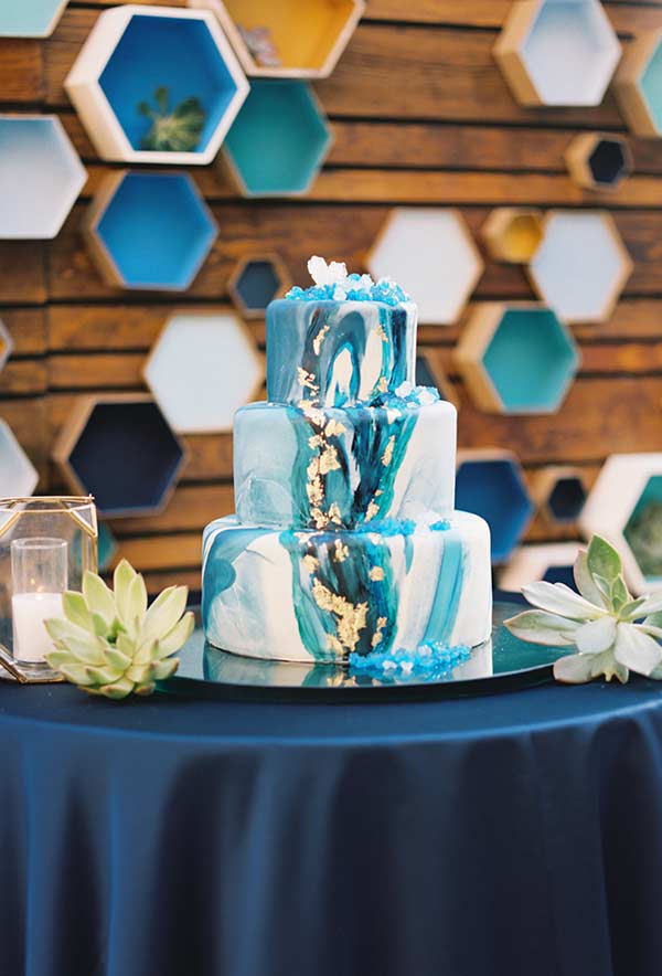 Gâteau décoré d'un mélange de tons bleus