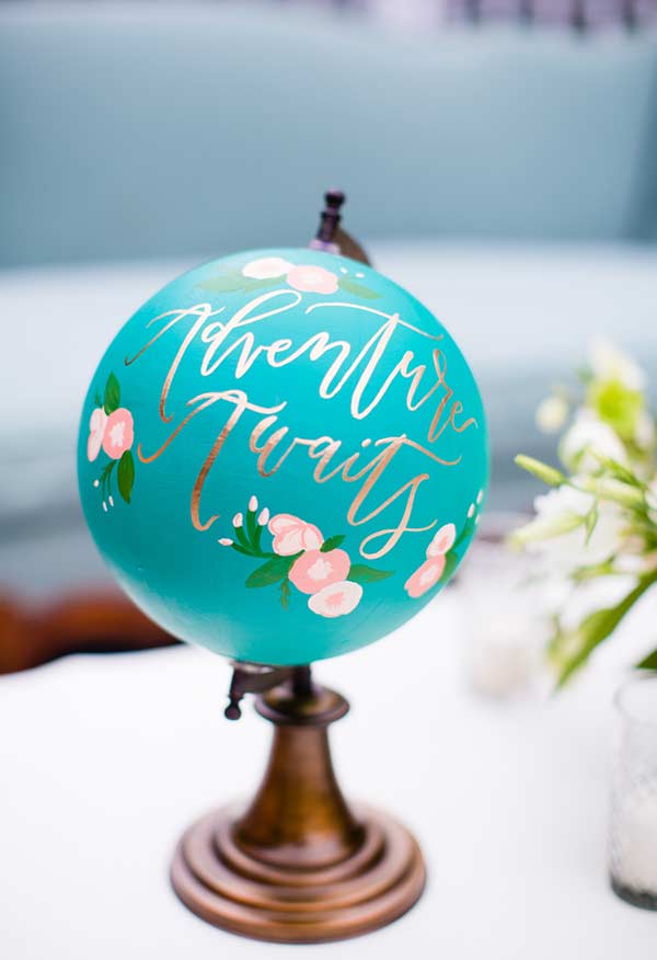 Globe stylisé et peint en bleu Tiffany