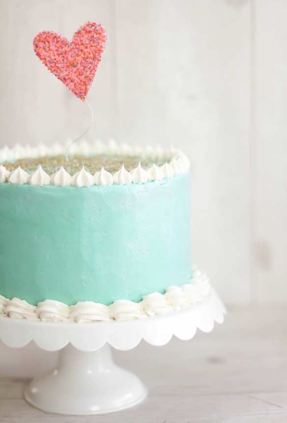 Gâteau bleu Tiffany avec crème fouettée