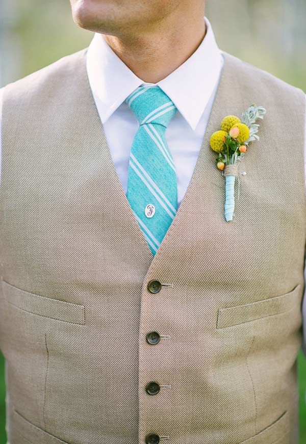 Cravate du marié assortie aux décorations de mariage