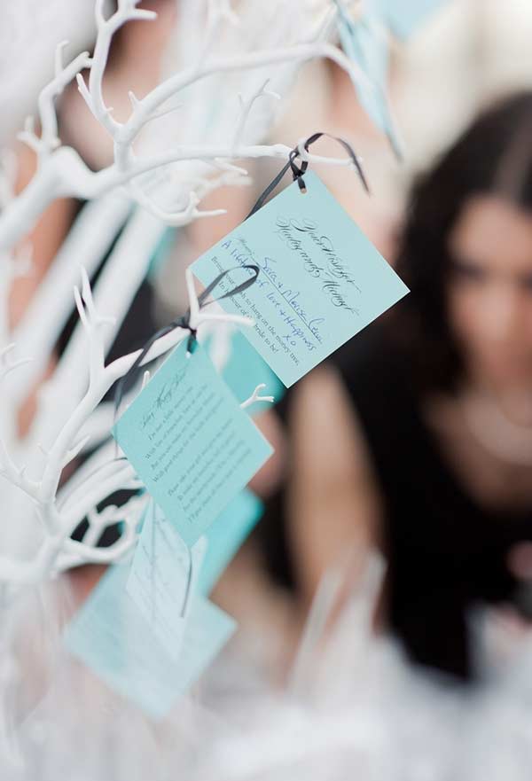 Une idée sympa : les cartes de remerciement des mariés aux invités en utilisant du papier bleu Tiffany