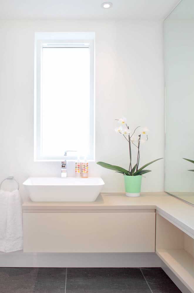 Une salle de bain avec éclairage nécessaire pour les orchidées blanches