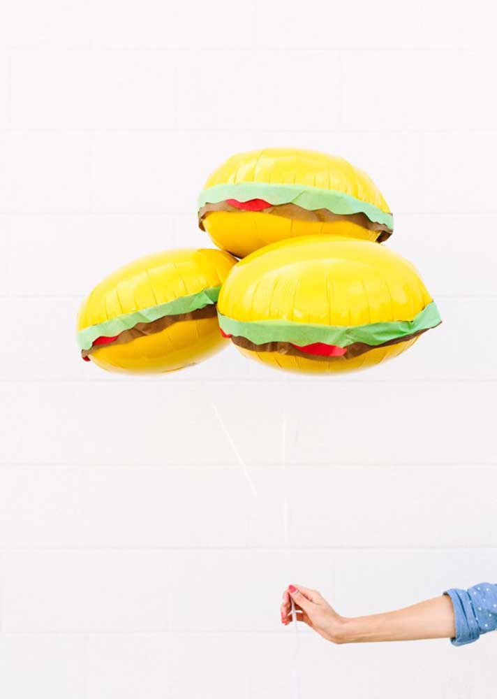 Que diriez-vous de décorer votre soirée burger avec des ballons à thème ?