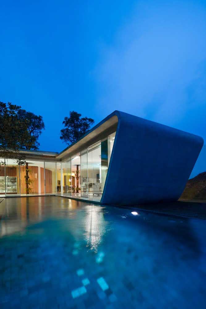 Maison moderne et futuriste avec bain à remous extérieur