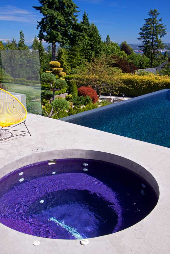 L'espace extérieur est surmonté d'une piscine hydraulique circulaire. Plus bas, la piscine traditionnelle peut accueillir plus de convives.