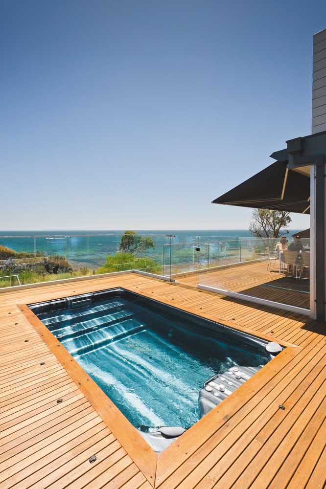 Les terrasses en bois contribuent à rendre la zone de la piscine hydroélectrique plus accueillante et invitante.