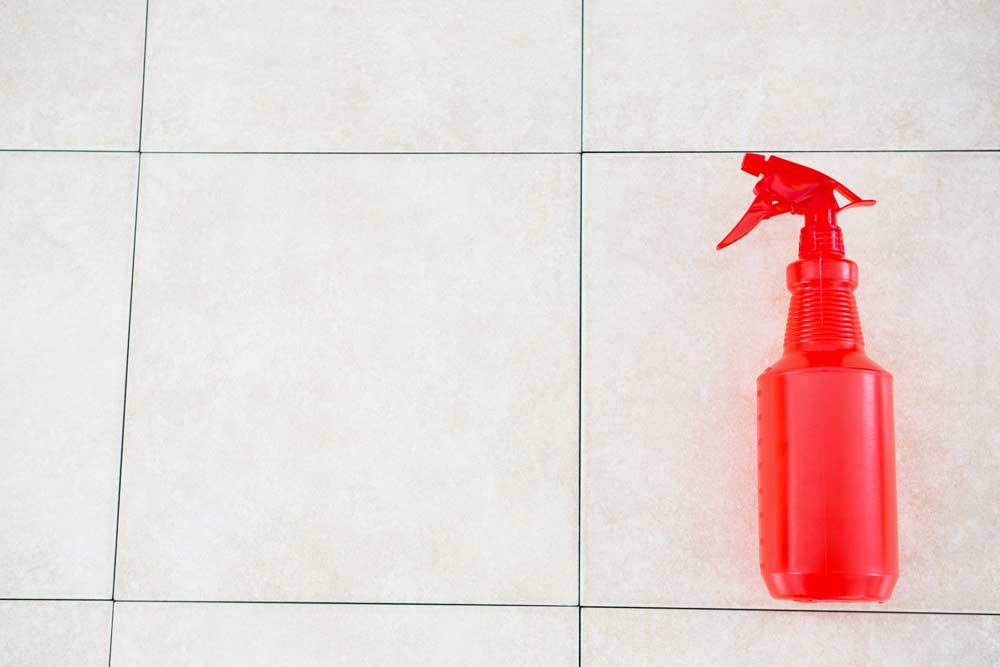 Comment nettoyer une douche de salle de bain : bouteilles avec un liquide de nettoyage fait maison