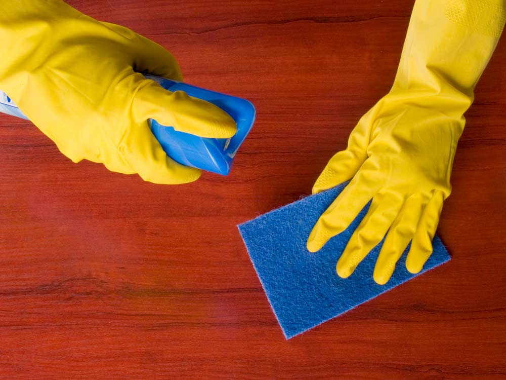 Comment nettoyer une douche de salle de bain : polir les meubles