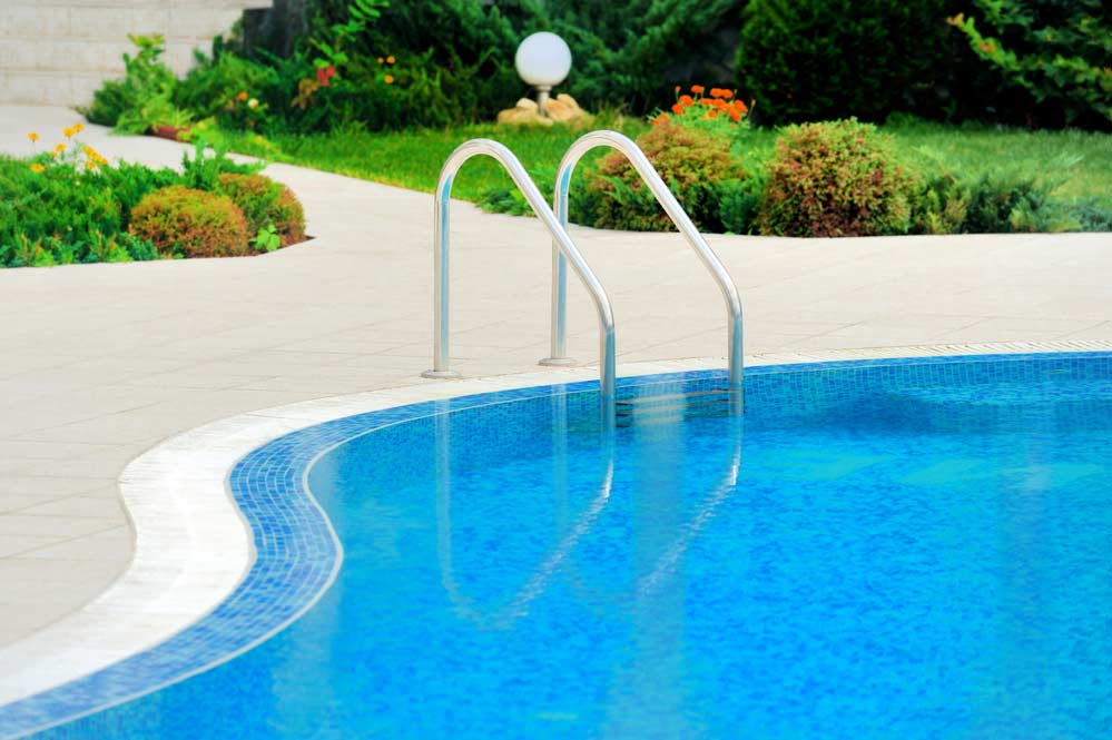 Comment nettoyer une piscine : espaces extérieurs
