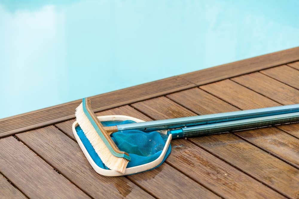 Comment nettoyer une piscine : matériaux sur votre terrasse