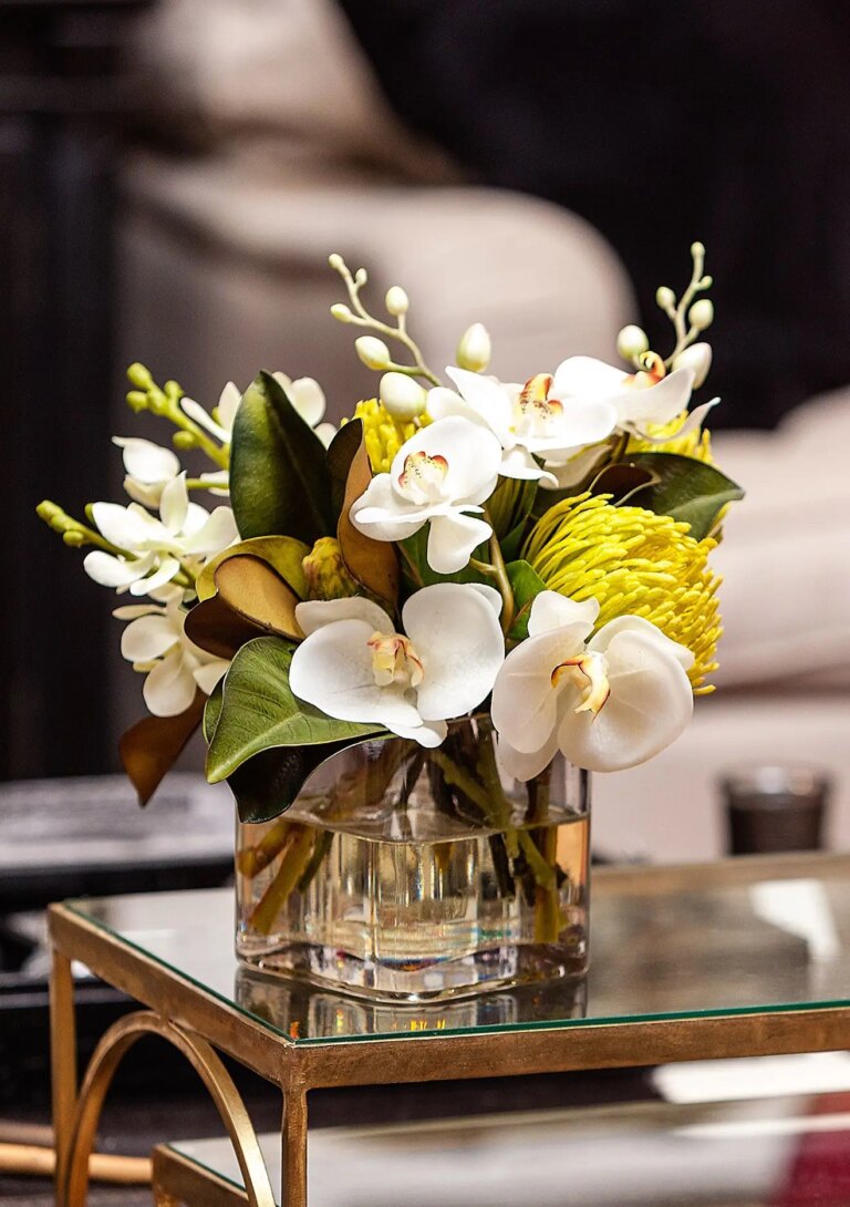 Mesa de jantar com vaso rústico para orquídea