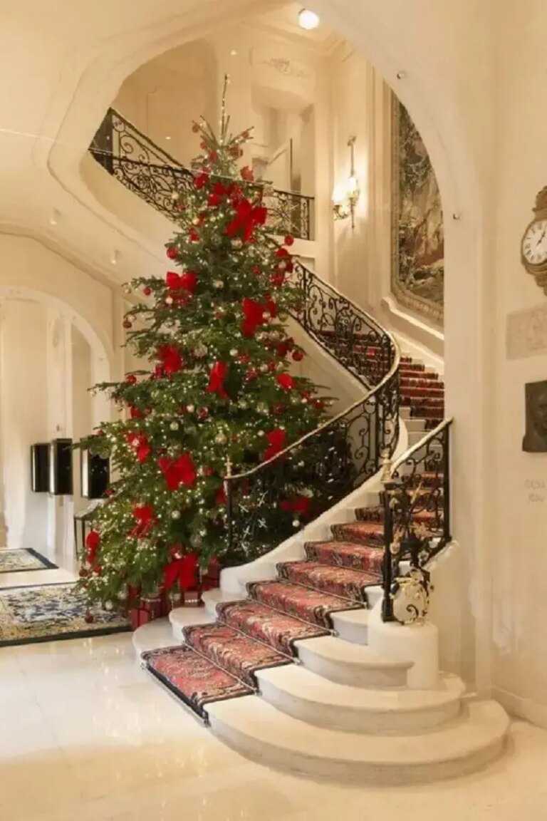 árvore de natal grande decorada com enfeites prata e dourado Foto Guita Moda