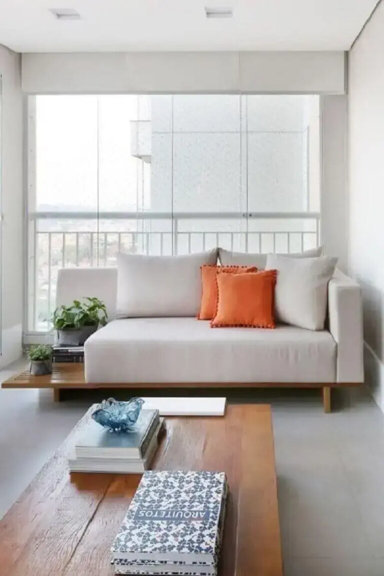decoração de sala rústica com cadeira de balanço e sofá de canto pequeno Foto Apartment Therapy