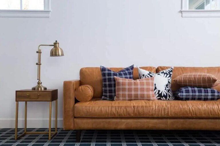 sala com sofá marrom de couro