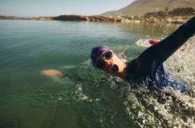 Natation en plein air, natation en eau froide pour la force et l'entraînement